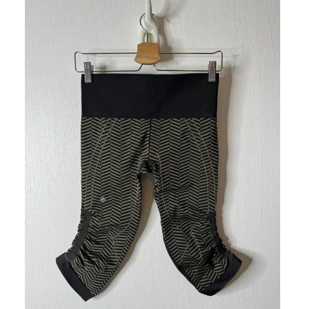Lululemon Size 6 In the Flow Crop Heathered Fatigue Green Herringbone - Picture 6 of 8